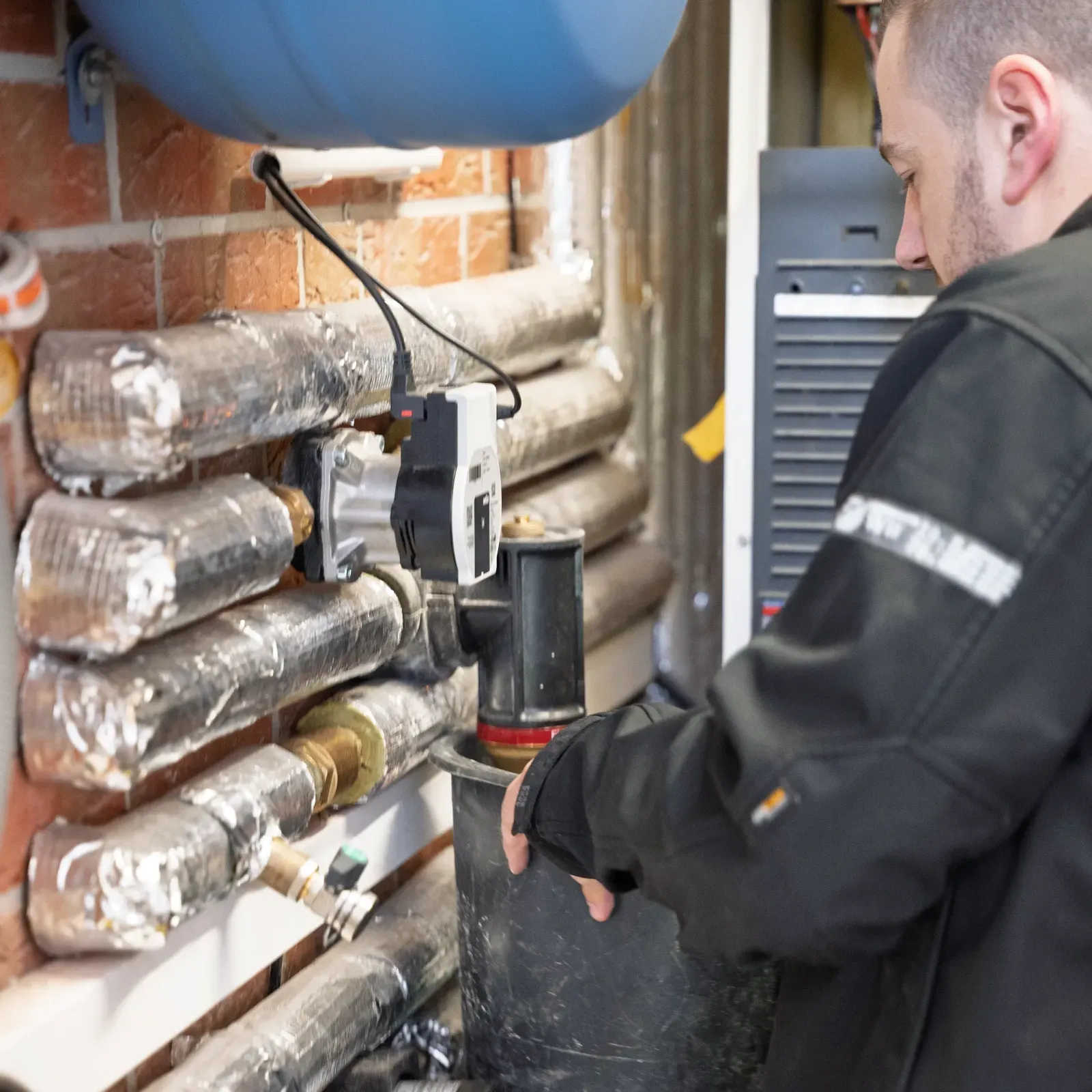 Techniker bei der Wartung einer Heizungsanlage